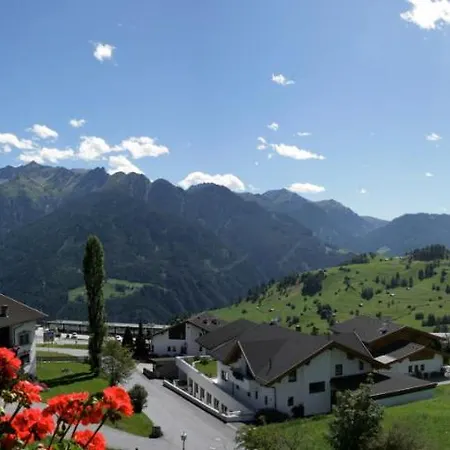 Alpinsonnenresidenz Aparthotel Fiss